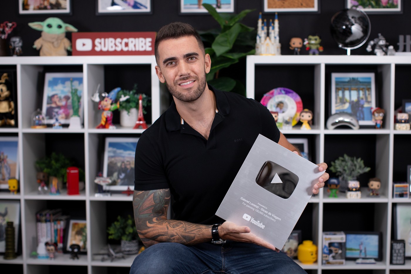 Gabriel Lorenzi com a placa do YouTube